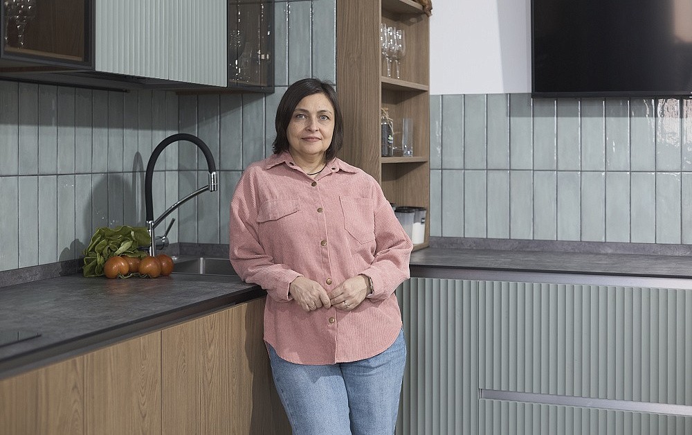 Шелфейно-древесная кухня с открытым хранением