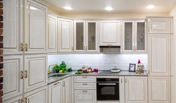 Светлая кухня в Санкт-Петербурге