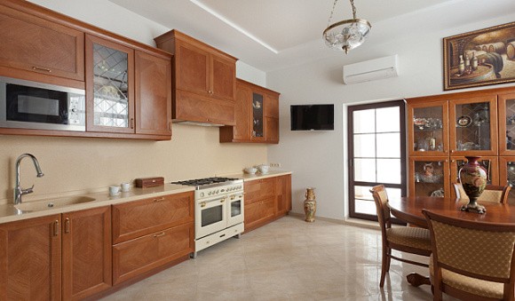 Современные кухни из массива