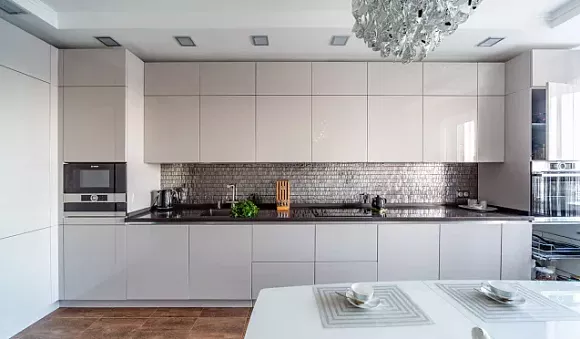 Светлая кухня в Мурманске