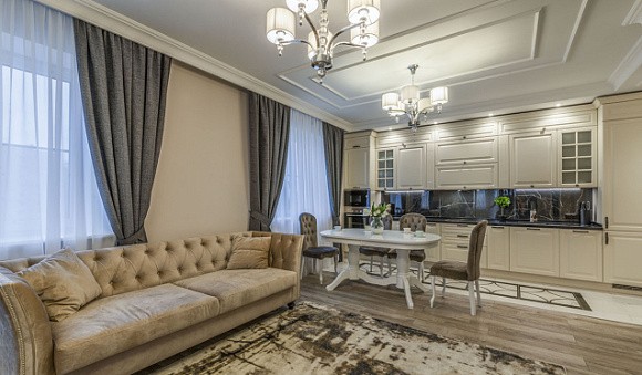 Светлая кухня в Мурманске