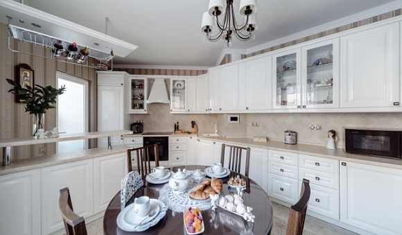 Светлая кухня в Мурманске