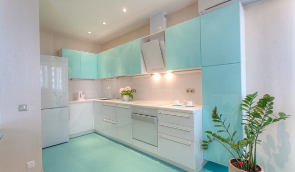 Светлая кухня в Мурманске