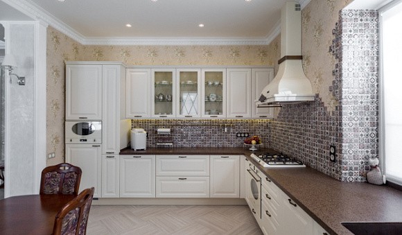 Светлая кухня в Мурманске