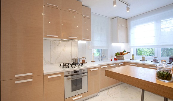 Светлая кухня в Мурманске