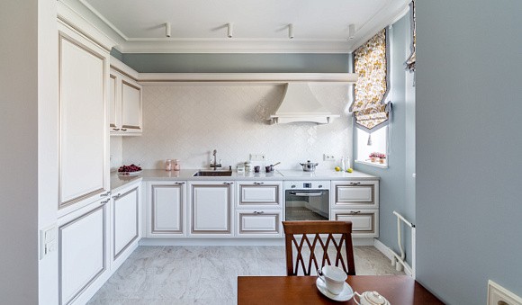 Светлая кухня в Мурманске