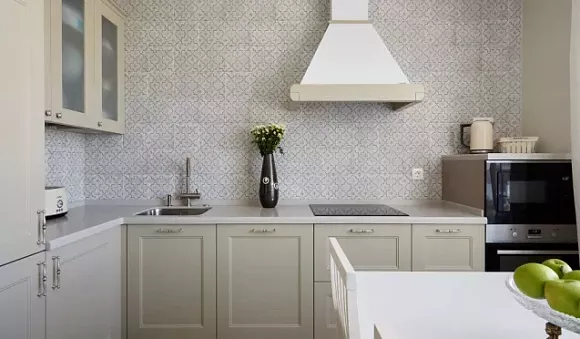 Светлая кухня в Мурманске