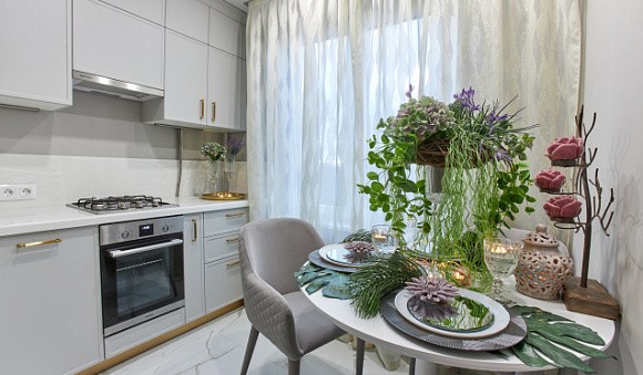 Светлая кухня в Санкт-Петербурге