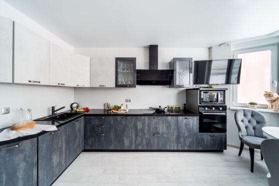 Кухня в темных тонах