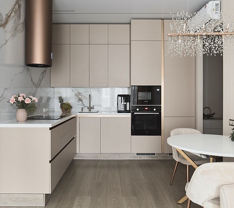 Нежная кухня с продуманным хранением